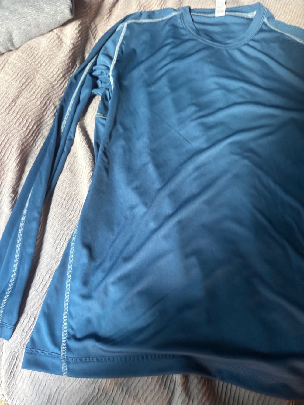 Blue Alo  men's Long Sleeve Performance Top. size XL. In good condition